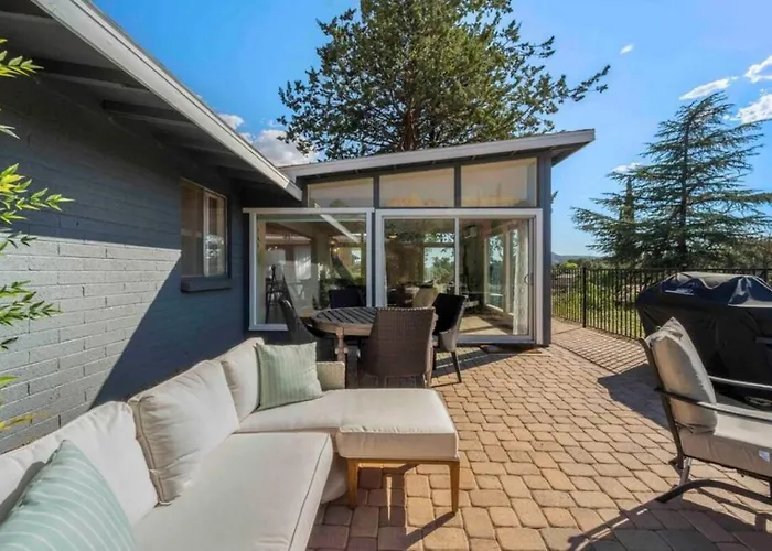 Heart Of Uptown With Epic Views Hottub Trails Holiday home